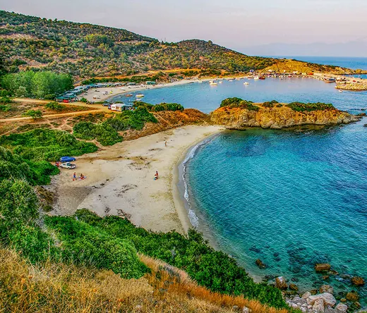 Ο κόλπος της Αχλάδας με την αμμουδιά