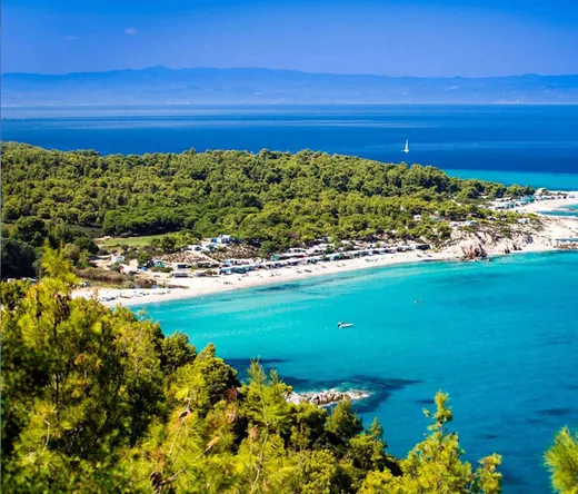 Η οργανωμένη παραλία Πλατανίτσι με τιρκουάζ νερά