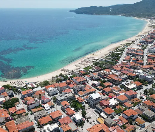 Αεροφωτογραφία της παραλίας και του οικισμού της Σάρτης